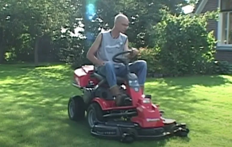 Freek zijn zitmaaier is een beest van een machine
