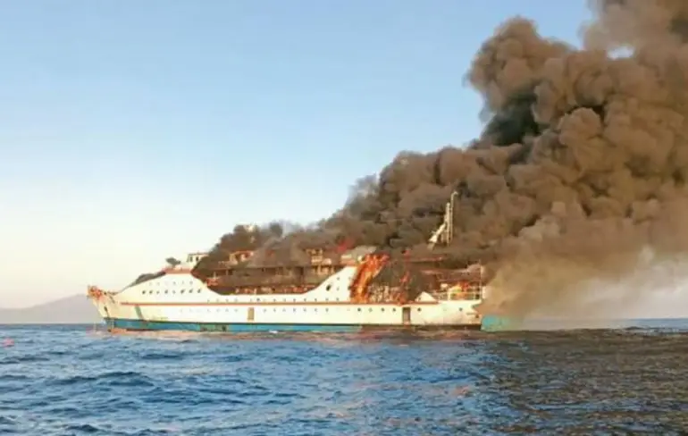 Veerboot in brand tijdens overtocht Molukken
