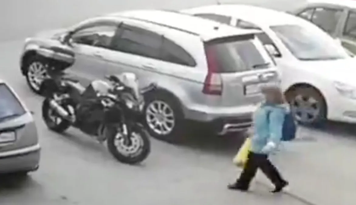 Vrouwtje is blijkbaar geen fan van motorrijders