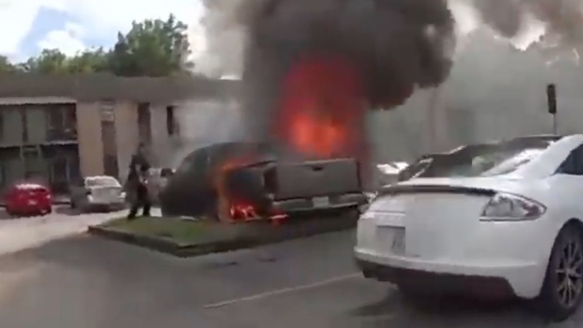 Agenten redden man net op tijd uit brandende pick-up