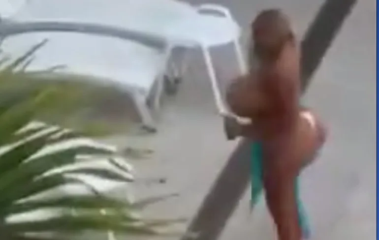 Wat er nou toch weer aan het zwembad gespot is