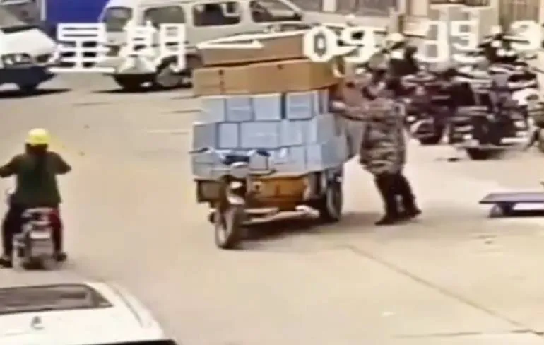 Chinese cowboy is onbedoeld wel heel goed met lasso