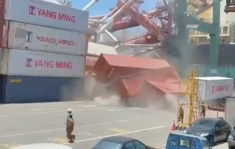 Containerschip ramt via containerschip containerkraan omver in Taiwan