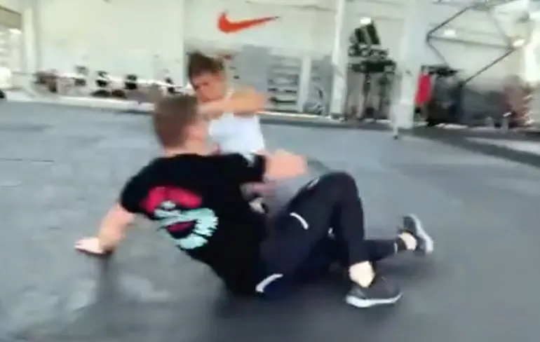 Rico Verhoeven krijgt klappen van een chick