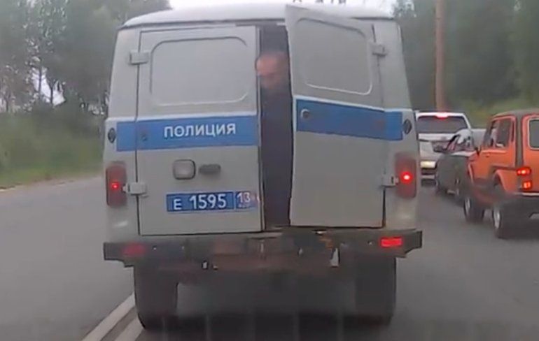  Arrestant in Saransk dacht de politie te slim af te zijn tijdens transport