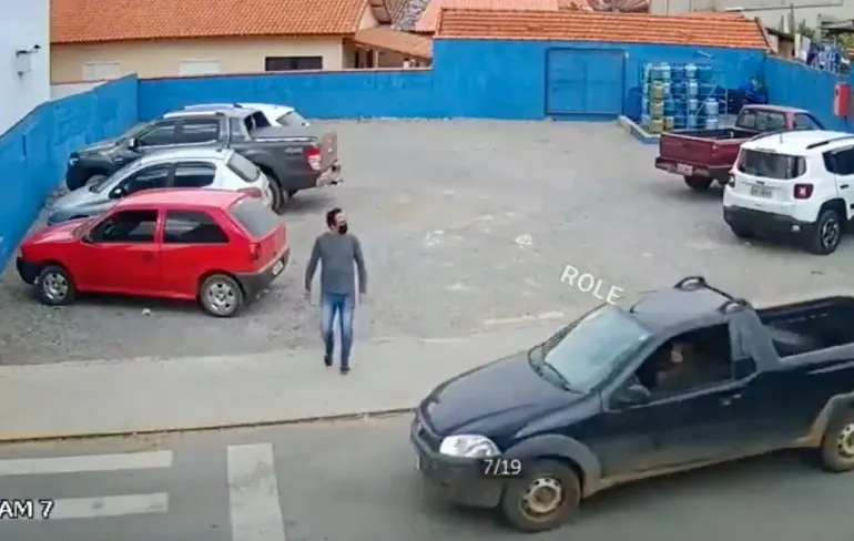 Braziliaan leert op de harde wijze dat je beter het zebrapad kunt gebruiken