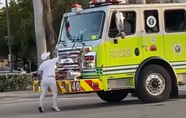 Gast slaat raam van brandweerwagen kapot en krijgt direct stalen armbandjes