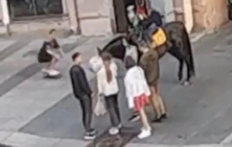 Joh, je moet niet onder een paard door skaten