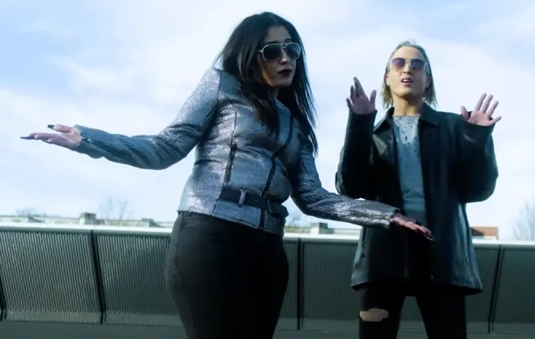 Bella Arino & Kruloh zoeken oorlog met de halve scene in het nummer BITCH