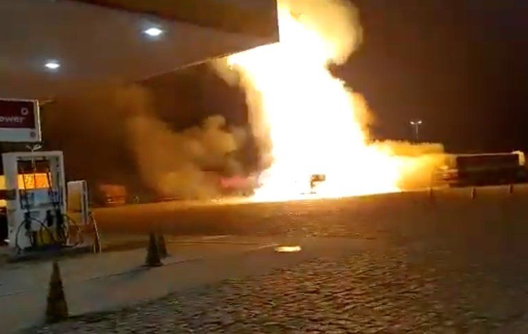 Vrachtwagen ontploft bij een benzinestation in Rio Claro