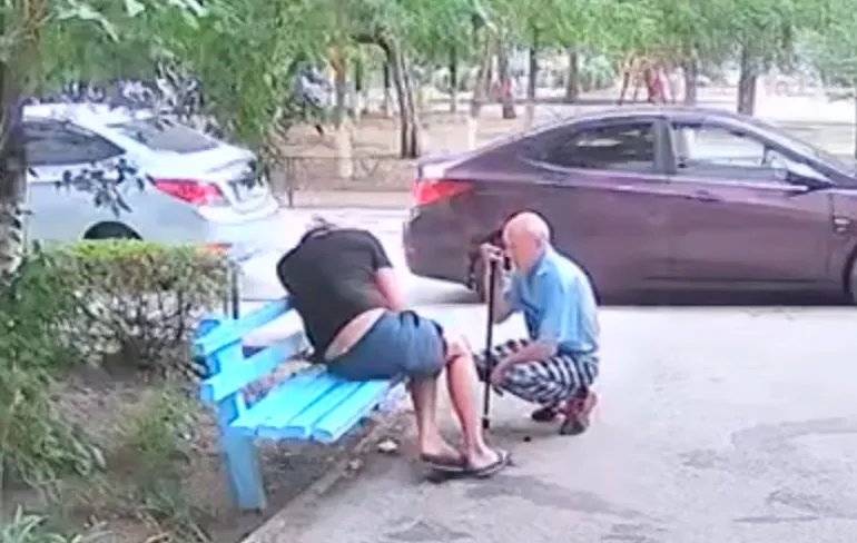 Opa ziet laveloze en slaat zijn slag