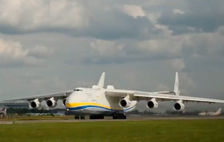 Antonov An-225, grootste vliegtuig ter wereld stijgt op