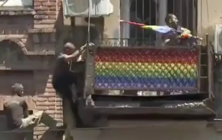 Tegenstanders van Tbilisi Pride geniaal aangepakt op uitermate simpele wijze