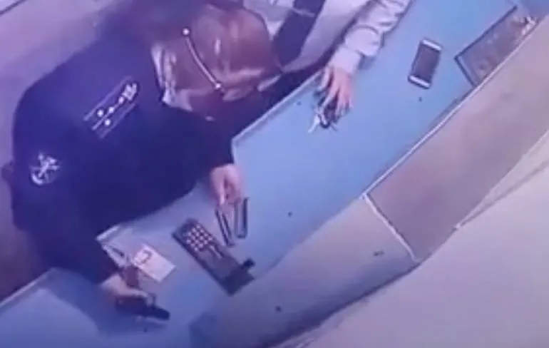 Vrouwelijke agent kun je beter weghouden bij dienstpistool