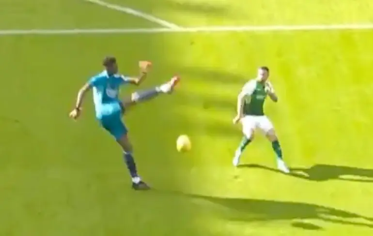 Arsenal-keeper Arthur Okonkwo zat ernaast en niet zo'n beetje ook