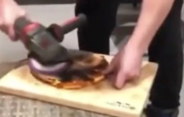 Pizza redden met een haakse slijper