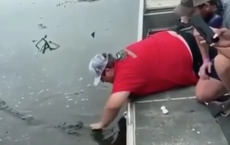 Blikje openen met de hulp van een krokodil