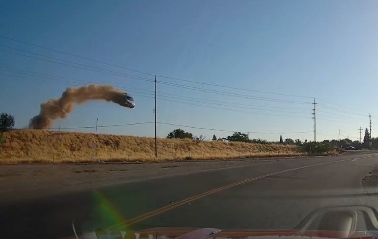 Auto maakt enorme sprong en crash in Yuba City, Californië