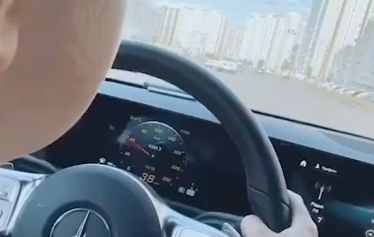 Vlogger laat 8-jarige koter rijden door Moskou