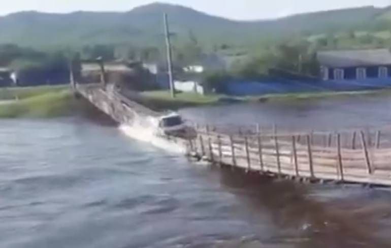 Russische chauffeur komt met de schrik vrij na instorten brug over wilde rivier
