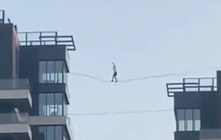 Koorddanser in Riga had blijkbaar geen zin in rompslomp en ging gewoon