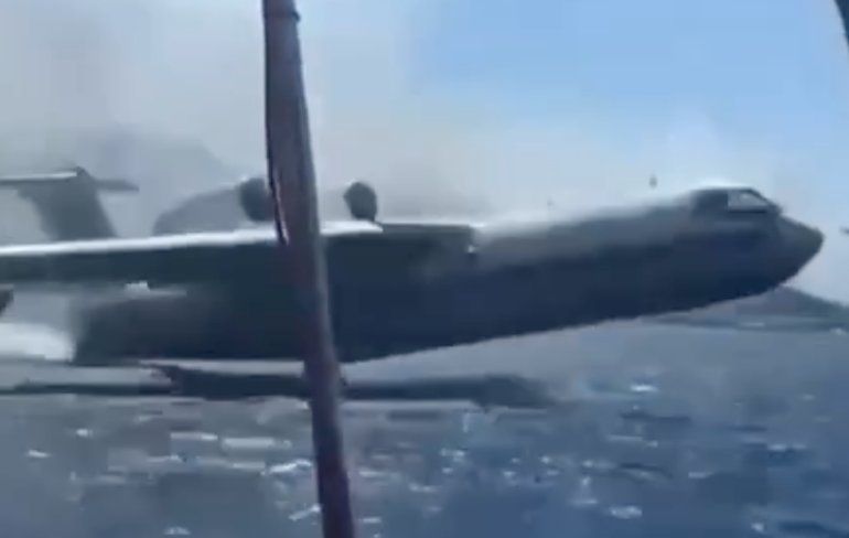 Russisch blusvliegtuig stijgt op naast bootje in Turkije