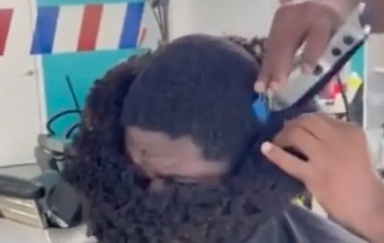 Boven mooi geschoren en direct een volle baard