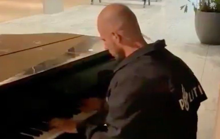 Agent in Breda kan verleiding niet weerstaan en speelt prachtig piano