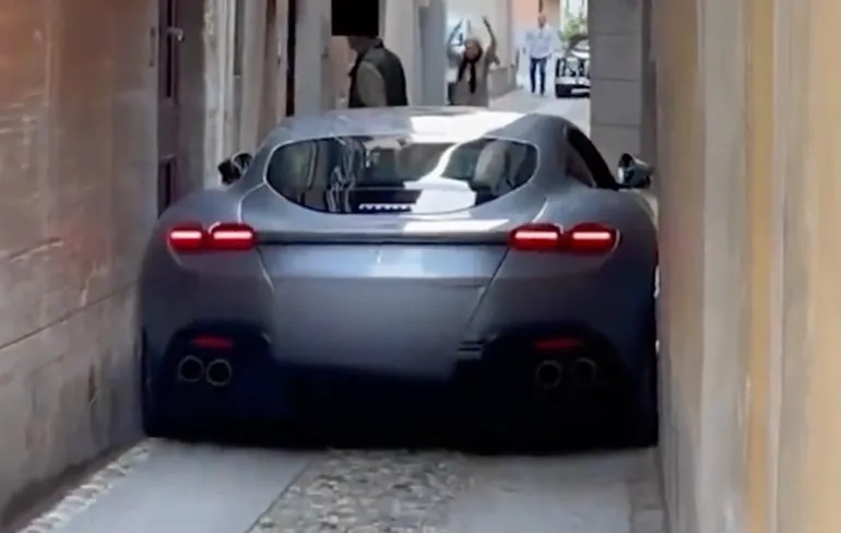 Ferrari Roma te breed of Italiaans straatje te smal