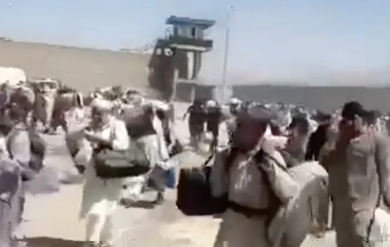 Duizenden gevangen vrijgelaten uit de Pul-e-Charkhi gevangenis nabij Kabul