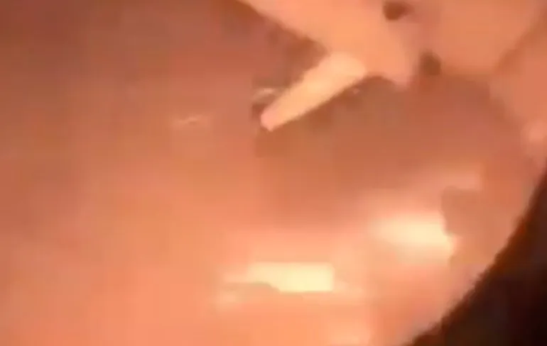 Boeing 737 van Royal Air Maroc weet landing extra spannend te maken met vuurshow