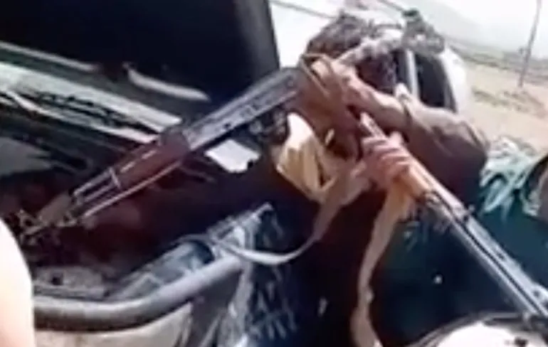 Geen startkabels? Gewoon AK-47’s gebruiken