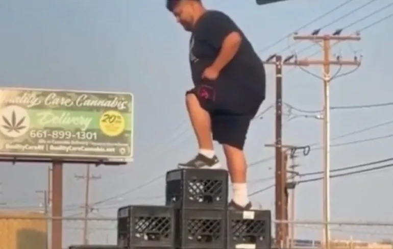 Gast heeft niet de beste papieren tijdens kratjes challenge