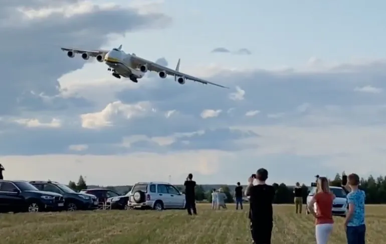 Grootste en zwaarste vliegtuig ter wereld is aan het flexen