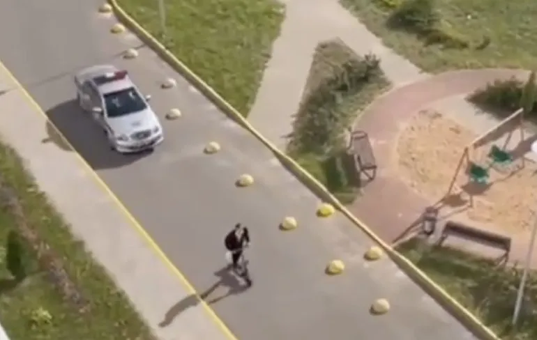 Elektrische step geen partij voor politiewagen