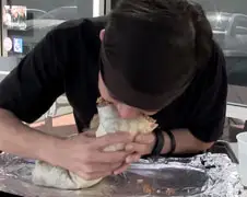 Matt Stonie verbaast zichzelf tijdens Burritozilla uitdaging