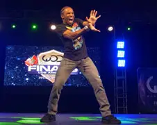 Fik-Shun doet een dansje tijdens WOD 2015