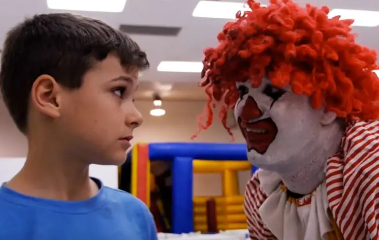 Ronald McDonald gaat los tijdens verjaardagsfeestje