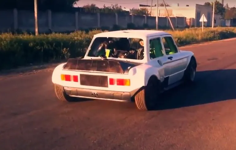 Zaporozhets met een Yamaha R1 combineren