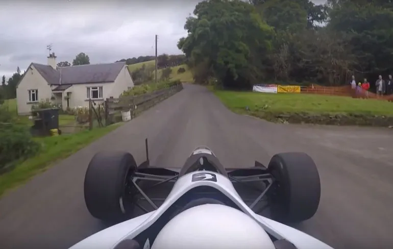 Alex Summers vliegt heuvel op met een Gould GR61x