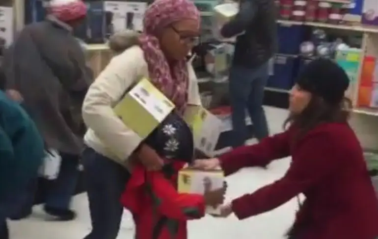 Vrouw laat zich van beste kant zien tijdens Black Friday