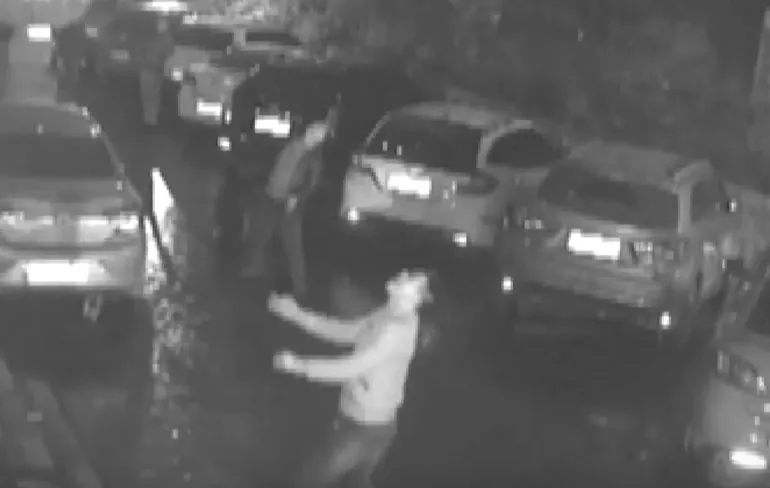 Chinees doet poging tot vrouw vangen die valt van 11e verdieping