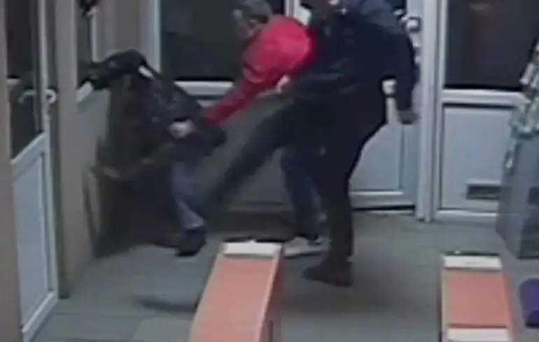 WTF: Twee aanvallers helpen man om zeep