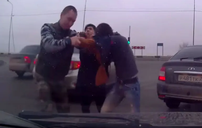 Potje amateur boksen na meningsverschilletje in het verkeer