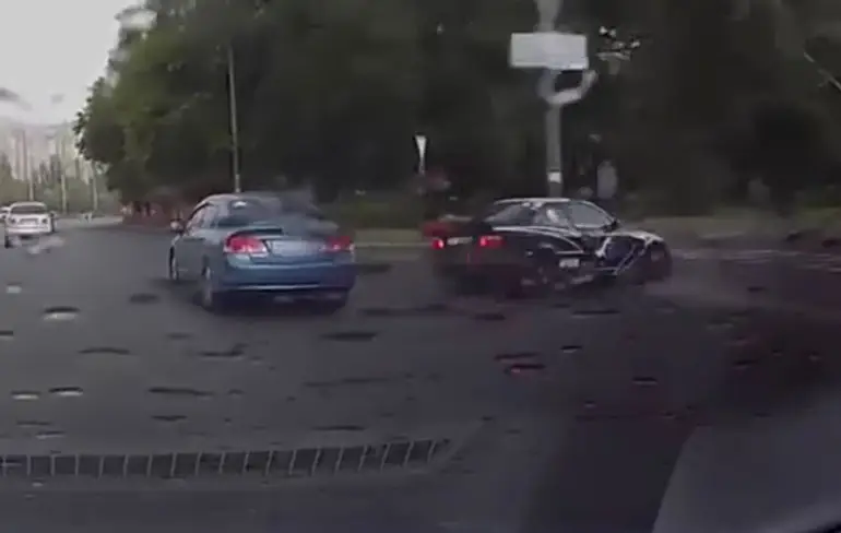 En zo zit je dan op het asfalt na een botsing
