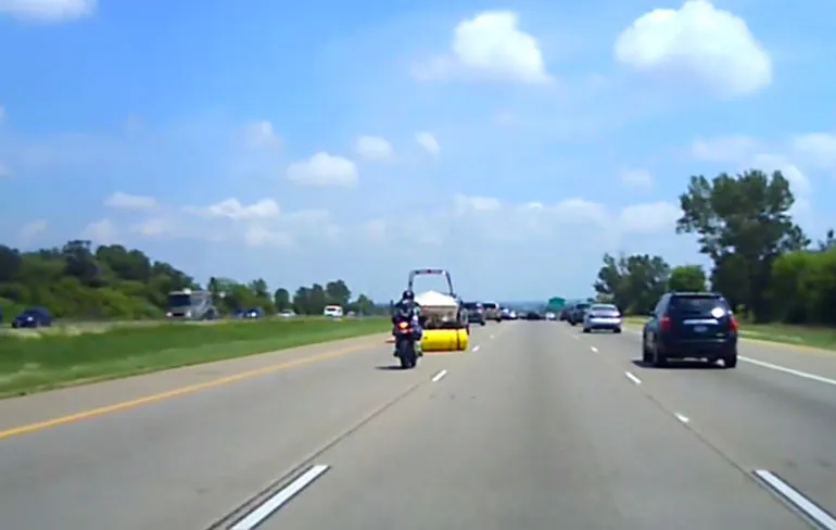 Losse lading laat biker vliegen