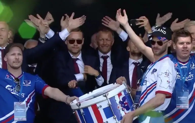 IJslanders bedanken hun voetballers met viking clap