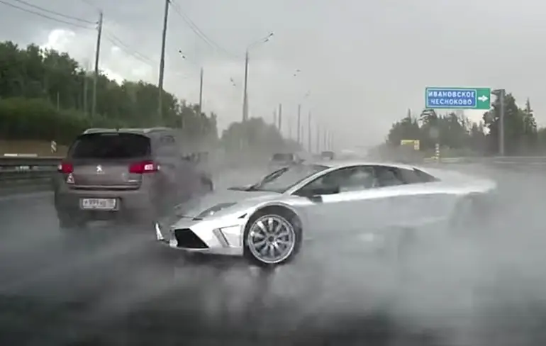 Lamborghini rijder glijdt de vangrail in