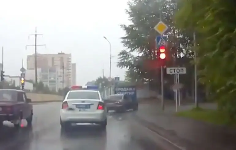 Automobilist heeft een beetje last van Instant Karma
