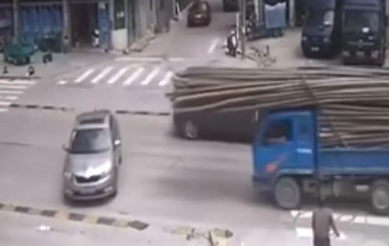 Vracht bamboe valt auto aan